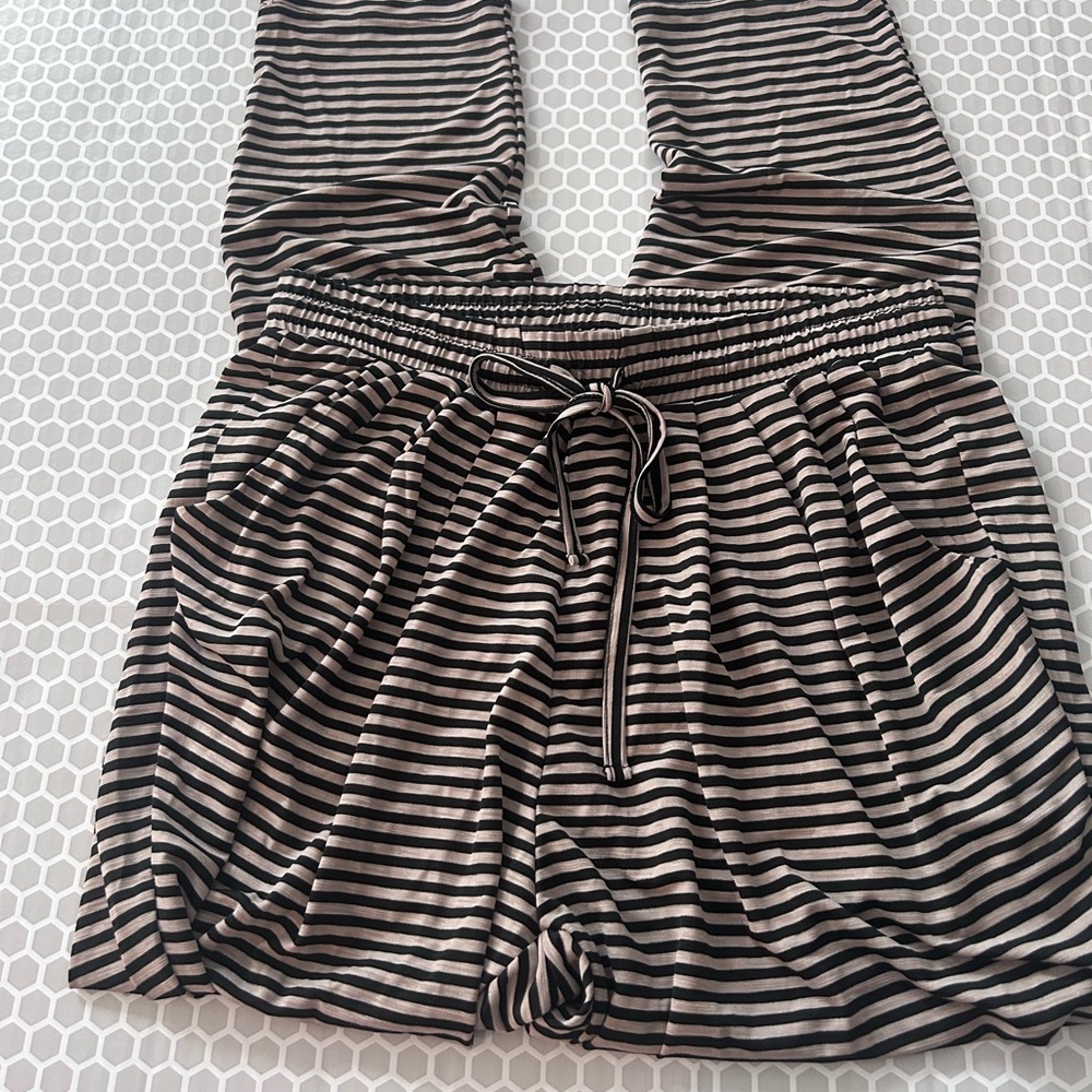 Basic Icon Black & Tan Striped PJ Bottoms w Pockets

Size L - Picture 2 of 6